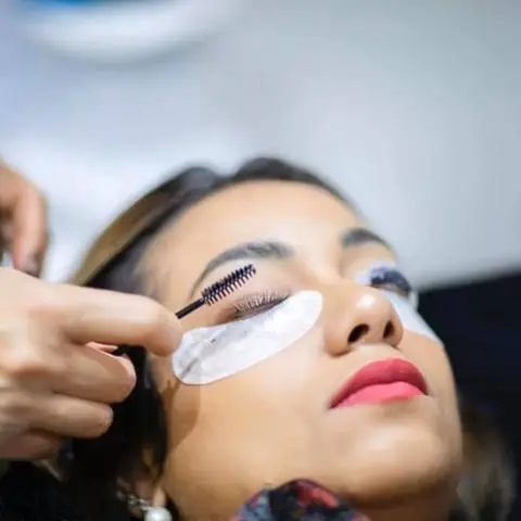 Brossage de finition des extensions de cils avec un goupillon