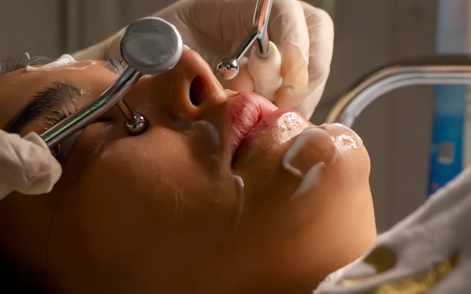 Soin du visage professionnel réalisé avec des embouts en cabine d’institut de beauté