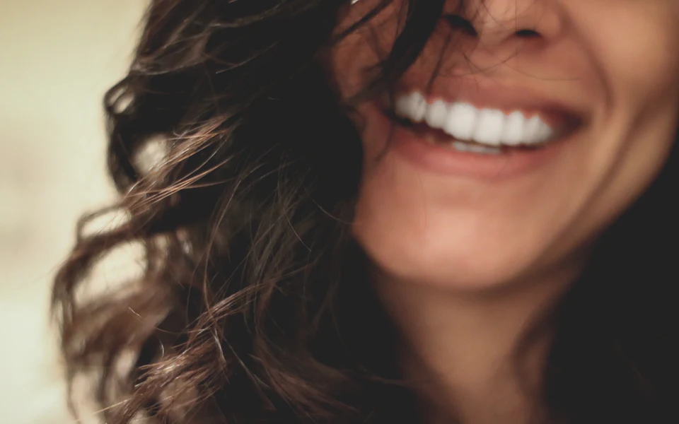 Femme souriante mettant en valeur un sourire éclatant